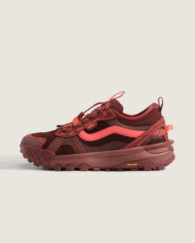O Tênis Crosspath Xc Bordeaux integra a família MTE da VANS, criada para as demandas de isolamento e tração. Confeccionado em couro e camurça com construção cold cement, traz sola Vibram tratorada para aderência e durabilidade. Fechamento por cordão elástico com trava garante ajuste prático, enquanto o design MTE Crosspath mistura referências outdoor e presença urbana.