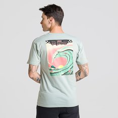 Independente da sua escolha, com a Vans você está sempre no estilo “Off The Wall”. Com estampa autêntica e criativa, a Camiseta Mte Pipemasters Poster Art Ss Gray Mist apresenta silhueta de corte clássico mais ajustado ao corpo. De manga curta, é confeccionada em tecido 100% algodão, com estampa trazendo as icônicas palmeiras e assinatura Vans em “Drop V” na parte frontal, na altura do peito no lado esquerdo, como nas costas, em silk à base d’água. Possui etiqueta tecida Vans aplicada na manga, gola canelada e costura reforçada nos ombros. Uma camiseta para combinar com todos os seus clássicos Vans.
