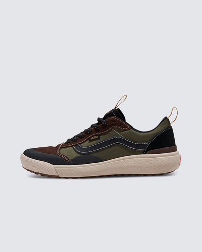 Máximo conforto e aliado de todas as rotinas. Esteja sempre pronto para o inesperado com o Tênis Ultrarange Exo Se Ultrarange Exo Black Olive. Com um solado co-moldado construído em padrão tratorado em waffle - exclusividade Vans - ele maximiza a cobertura, aderência e durabilidade da borracha. A nova entressola UltraCush™ Lite traz conforto e leveza para o calce. O modelo de cano baixo possui cabedal com inspiração na silhueta do icônico Old Skool - em camurça, tecido e sintético - totalmente respirável, com biqueira e antepé de borracha renovado, deixando o calce no ajuste ideal. O Exo Skeleton fornece apoio integrado nos dedos e na parede lateral medial, com uma trava de calcanhar para um ajuste seguro. No calcanhar e lingueta, traz puxadores, facilitando o calce. O logo “Vans Off The Wall” é aplicado na heeltab do calcanhar. Já a etiqueta tecida Vans em checkerboard vem na lateral do tênis, enquanto a assinatura “Vans Ultrarange” é aplicada na lingueta. Conforto e estilo dentro e fora das pistas.
Características do produto: 
• Suporte completo: o Exo Skeleton oferece suporte integrado nos dedos dos pés e na parede lateral medial, com trava no calcanhar para um ajuste seguro; 
• UltraCush™ para conforto: a entressola co-moldada UltraCush™ Lite aumenta o conforto, não o peso; 
• Aderência: as solas com padronagem em waffle invertida e tratorada totalmente envoltas em borracha melhoram a tração e a flexibilidade; 
• Respiração aumentada: uma lingueta UltraCush™ com orifícios de respirabilidade oferece fluxo de ar superior; 
• Materiais: cabedais de camurça premium, tecido e sintético proporcionam uma aparência e sensação elevadas.