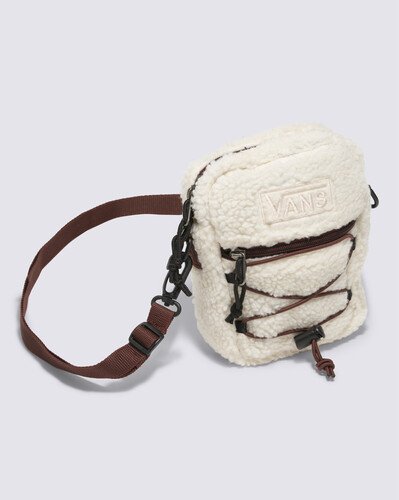 A Bolsa Bail Shoulder Bag Oatmeal é uma bolsa transversal moderna, que imprime toda a autenticidade e irreverência presente nos acessórios da Vans. Confeccionada em poliéster durável, ela é ideal para carregar seus itens essenciais. A bolsa na cor nude possui dois compartimentos com zíper, uma alça ajustável e aplicação de etiqueta tecida com assinatura Vans em “Drop V” e “Off The Wall”.
