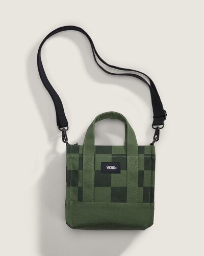 A Bolsa Lil Pergs Tote Pine Forest é pequena, mas imponente, com o estilo “Off The Wall” - exclusivo da Vans®. Com fecho de zíper seguro e alça de ombro removível e ajustável, esta mini bolsa traz a icônica estampa em checkerboard colorida.