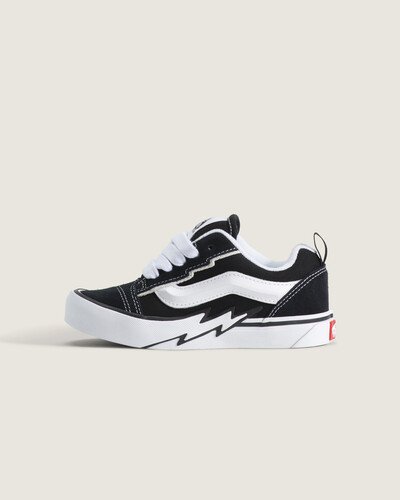 O Tênis Knu Skool Infantil traz o legado Vans em um modelo com construção vulcanizada em couro. Design inspirado na tradição da marca, com montagem robusta que oferece suporte e flexibilidade, entressola acolchoada e acabamento que privilegia conforto durante o uso. Detalhes de fabricação realçam resistência e o caráter atemporal do modelo, mantendo a atitude Off The Wall presente em cada costura.