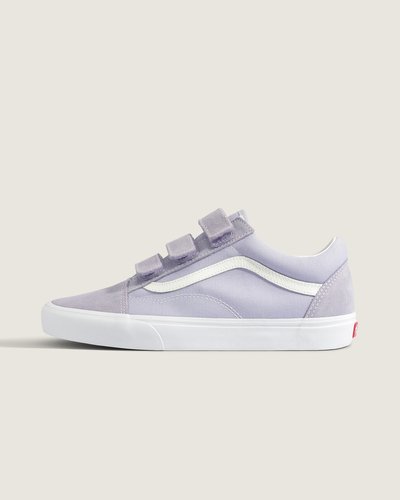 Em 1977, o Tênis Old Skool Suede Canvas Soft Purple White, originalmente nomeado Vans #36, foi lançado sendo o primeiro a conter a icônica sidestripe na lateral. O que começou como um rabisco de Paul Van Doren, originalmente chamado de 'Jazz Stripe', virou símbolo do legado da Vans. O Tênis Old Skool Suede Canvas Soft Purple White combina camurça e lona com construção vulcanizada, sola waffle e laterais reforçadas. O modelo tem acolchoamento no colarinho, oferecendo conforto, suporte e flexibilidade.