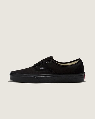 Nascido em Anaheim, Califórnia, em 1966, o Authentic é o estilo tradicional original da Vans. Originalmente conhecido como Vans #44 Deck Shoes, o Authentic se tornou um ícone cult imediato e incorpora nossa atitude “Off The Wall” desde então. Construído com um perfil simples com cadarço, o Tênis Authentic Black Black é um clássico que mantém viva a vibe old skool. Com cabedal em lona resistente na cor preta, apresenta vira lateral de borracha na cor preta, ilhós de metal e o solado emborrachado em waffle exclusivo Vans.