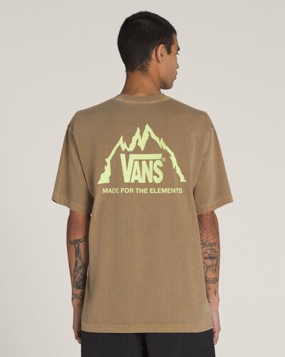 Comece seu look com uma camiseta clássica de manga curta feita de jersey de algodão orgânico, confortável e respirável. Com uma lavagem pigmentada sobre tingimento que dá uma aparência vintage, a Camiseta Mte Crestline Ss Tee Sepia traz estampa frontal, na altura do peito, no lado esquerdo e nas costas, com inscrição da frase icônica: “Made for Elements”, em relevo, com assinatura Vans. Ambas estampas em lavagem pigmentada com tingimento. A camiseta proporciona conforto e veste fácil, para curtir dentro e fora das pistas. A equipe da Vans definiu metas ambiciosas de sustentabilidade. Grandes ou pequenas, todos os esforços se somam a uma mudança positiva. Para ganhar o logotipo do globo Checkerboard, pelo menos 30% do produto deve ser feito de um ou uma combinação de materiais reciclados, renováveis e/ou regenerativos.