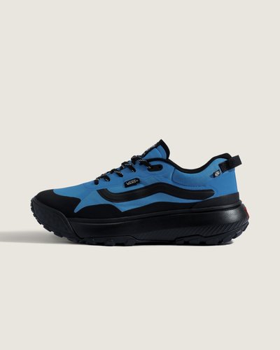 O Tênis Crosspath Bright Azure Black incorpora o legado da VANS com a proposta Made for the Elements, projetado para isolamento e tração. Cabedal em material sintético oferece resistência e ajuste seguro, enquanto a construção cold cement confere união consistente entre partes. Bico redondo contribui para conforto e suporte, com flexibilidade pensada para desempenho associado à identidade autêntica da marca