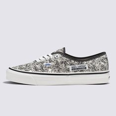 A coleção Anaheim Factory da Vans homenageia nossos mais de 50 anos de fabricação de calçados, reintroduzindo silhuetas icônicas que celebram detalhes de design únicos embasados na marca e modelo original da Vans.

Em homenagem à  nossa primeira fábrica da Vans em Anaheim, na Califórnia, o Anaheim Factory Authentic 44 DX pega emprestado detalhes do Authentic original, oferecendo mais conforto com palmilhas Ortholite® atualizadas. Repleto de detalhes retrô, como o número de estilo original, faixa de contorno mais brilhante, peso original do forro e cadarços de algodão, este calçado clássico com cadarço apresenta cabedais de tecido de inspiração vintage com uma lavagem ácida por todo o calçado que completa o visual.

• Número de estilo original 
• Cabedal de veludo cotelê e tecido com inspiração vintage
• Lavagem ácida
• Palmilhas Ortholite®
• Faixa de contorno mais brilhante
• Cadarços de algodão
• Sola de borracha waffle exclusiva
• 4 fileiras de cadarço com ilhós de metal para tamanhos de 3,5 a 6
• 5 fileiras de cadarço com ilhós de metal para tamanhos a partir de 6,5.Aproveite a Vans Black Friday e adquira já seu novo produto Off The Wall