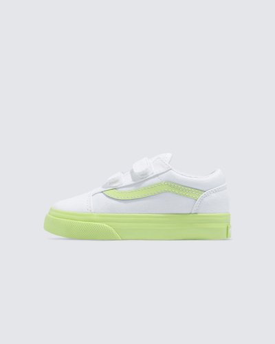 Ícone SideStripe™ desenvolvido especialmente para crianças. O Tênis Old Skool Pop Outsole Lime Infantil feito para os pequenos traz a icônica Sidestripe™ e o estilo atemporal da Vans aos pezinhos. Projetado com durabilidade e conforto em mente, possui fechos de velcro para fácil colocação e retirada, tornando-o perfeito para crianças prontas para explorar. Um verdadeiro clássico, reinventado para a próxima geração.