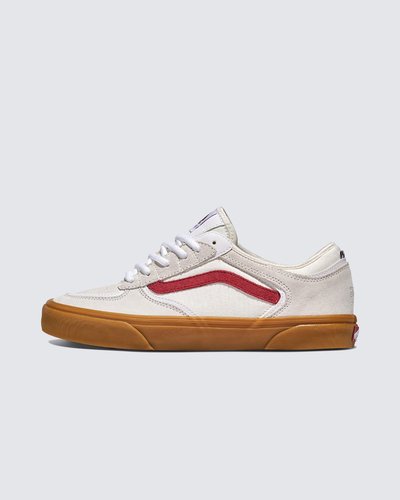 Um sapato inspirado na herança para skatistas modernos

Celebrando um legado de 25 anos, os Skate Rowley são um testemunho da rica história e do impulso da Vans. Lançado pela primeira vez em 1999, este sapato de skate minimalista homenageia a lenda do skate Geoff Rowley, combinando estilo clássico com desempenho moderno. Desde seu visual inspirado na herança até recursos de ponta, o Skate Rowley foi projetado para os skatistas de hoje que exigem durabilidade, controle e conforto.