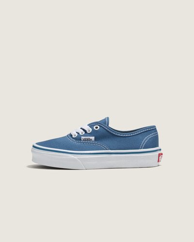 Nascido em Anaheim, Califórnia, em 1966, o Authentic é o estilo original que carrega a tradição da Vans. Originalmente conhecido como Vans #44 Deck Shoes, o Authentic tornou-se um ícone popular e incorporou a atitude “Off The Wall” desde então. Desenvolvido com um perfil simples de cano baixo e cadarço, o Tênis Authentic Infantil Navy True White é um clássico Vans construído especialmente para os pequenos. Com cabedal resistente de lona azul, traz ilhós de metal e sola de borracha waffle exclusiva Vans.