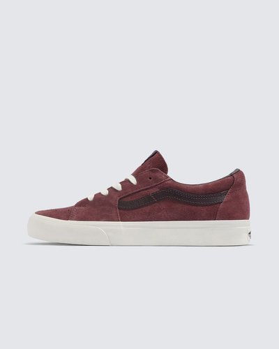 O Sk8-Low, uma versão do lendário tênis de cano alto da Vans, é produzido com uma variedade de cores clássicas, trazendo a estética Sk8-Hi® em um tênis de cano baixo. Com cabedal durável de lona e camurça resistentes, o Tênis Sk8-Low Suede Red possui a contraparte mais alta. O tênis com sidestripe lendária com fecho em cadarços também inclui biqueiras reforçadas, colarinhos acolchoados de suporte e sola de borracha waffle exclusiva Vans.
