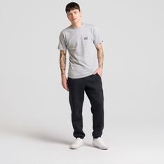 Conforto e estilo para todos os momentos. A Calça Core Basic Relaxed Black é confeccionada em algodão e poliéster. O modelo clássico Vans de cintura média apresenta cós elástico com ajuste em cordão. Traz bolsos frontais estilo faca e aplicação de patch bordado com assinatura Vans em “Drop V” na altura da coxa esquerda. Com bolso traseiro, o modelo possui comprimento mais longo, com shape solto, caimento reto e acabamento canelado. Para curtir e relaxar no estilo “Off The Wall”.