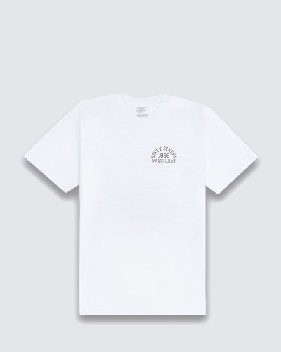 Arte e cultura de rua trazem referências icônicas para as peças clássicas da Vans. Confortável o bastante para usar todos os dias e em qualquer ocasião, a Camiseta Frat Lxvi Ss White com um toque descontraído, traz estampa frontal na altura do peito, do lado esquerdo, com assinatura Vans. Já nas costas, traz referências vintage Vans® “Off The Wall”, com dois esqueletos fazendo um brinde, ambas em silk à base d’água. Em algodão, a camiseta de manga curta possui gola redonda e aplicação de etiqueta tecida Vans® na manga.