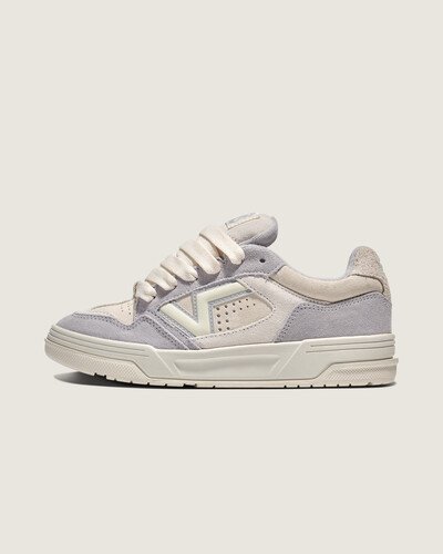 Projetado em 1999. Reimaginado para hoje. 

Conheça o Upland Shoe, um tênis do passado reprojetado para o futuro. Pegamos o clássico robusto de cano baixo dos anos 90 e adicionamos alguns toques modernos. O formato redesenhado do pé traz melhor ajuste e conforto, enquanto materiais elevados combinam durabilidade e estilo. Com atacadores grandes e logótipos arrojados, os Upland ligam perfeitamente a nossa herança com tudo o que hoje nos reserva.