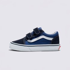 O Tênis Old Skool V Infantil Navy True White homenageia o icônico tênis com Sidestripe™, substituindo os cadarços tradicionais por fechos duplos de velcro. Com cabedal durável de camurça e lona azul, este modelo de cano baixo proporciona um ajuste fácil e seguro que mantém o conforto dos pequenos durante todo o dia. O modelo também possui biqueiras reforçadas, colarinhos acolchoados de suporte e sola de borracha waffle exclusiva Vans.