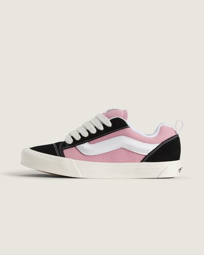 O Tênis Knu Skool Color Blocking Black Pink é uma interpretação moderna de um estilo clássico dos anos 90, definido por sua língua bufante e SideStripe™ em 3D, finalizada com cadarços robustos. Com perfil e detalhes de estilo marcantes, o Knu Skool se inspira no Old Skool original, combinando um ícone do passado com as tendências atuais.
