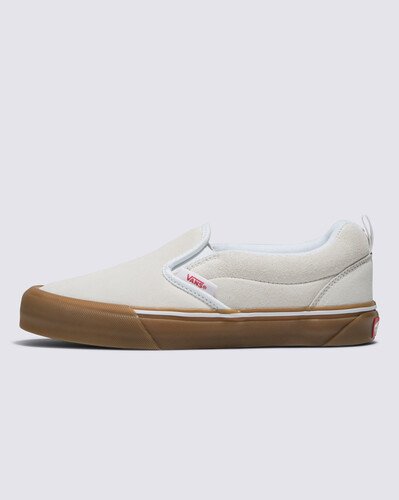 Um estilo “volumoso” típico dos anos 90 que foi inspirado no Classic Slip-On da Vans. O Knu Slip é a interpretação contemporânea de um estilo clássico dos anos 90, caracterizado por sua lingueta volumosa e colarinho contornado que trazem mais conforto e suporte. Com a combinação de perfil dramático e composição clássica para maior praticidade, o Tênis Knu Slip White reproduz o original Classic Slip-On enquanto mescla um ícone do passado com as tendências do presente.