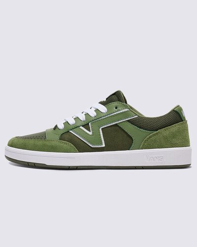 A assinatura lendária em “Flying V” se destaca no tênis com inspiração nos anos 80. O Tênis Lowland New Varsity Grape Leaf Dusty Olive possui uma silhueta retrô, que remete aos anos 80 da Vans: com perfil slim e uma sola ComfyCush, proporcionando conforto modernizado. Antigamente, esse modelo era utilizado para praticar tênis no início da década de 80, quando a Vans fazia testes com modelos confeccionados especificamente para a prática de esportes. Este modelo de cano baixo mantém a aparência familiar das suas origens, modernizado com uma pitada de empolgação, sem deixar o tradicional logotipo Vans em “Flying V” icônico, em evidência. Para maior conforto no calce, com base nas avaliações de compra dos clientes, recomendamos escolher um tamanho maior que a sua numeração convencional.
