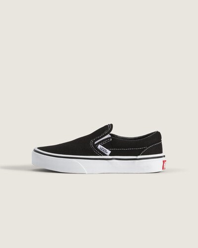 Com a lendária silhueta sem cadarços, o Tênis Slip-On Black True White Infantil traz a inspiração do clássico Slip-On Vans, com os pequenos em mente. Ao adicionar elásticos laterais e puxadores no calcanhar a este estilo icônico sem cadarços, o modelo proporciona melhor ajuste para os pés dos pequenos, tornando o calce ainda mais simples. Com cabedal discreto em lona preto, o tênis também apresenta colarinhos acolchoados de suporte, detalhes elásticos nas laterais e sola de borracha waffle exclusiva Vans. Com aplicação de etiqueta Vans na lateral, traz a heeltab do skate tradicional, com assinatura Vans em “Drop V” e inscrição “Off The Wall” - aplicada no calcanhar. Para os pequenos curtirem todas as aventuras sem se preocupar com mais nada.