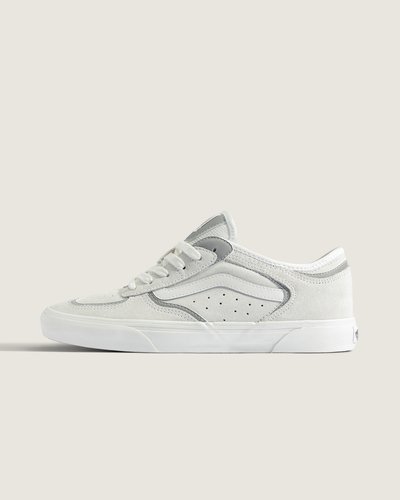 Os clássicos do skate: construídos extremamente resistentes por dentro para o skate! Celebrando o legado de 25 anos do Rowley, o tênis de skate original de Geoff Rowley, o Tênis Rowley 2-tone White Gray ecoa o legado histórico da Vans Skateboarding enquanto impulsiona a cultura do skate. Construídos com base na herança e redesenhados para o skate moderno, este tênis épico vulcanizado homenageia a lenda do skate que deixou a sua marca na próxima geração, ao mesmo tempo que oferecem mais daquilo que os skatistas de hoje precisam para impulsionar o estilo e a progressão.