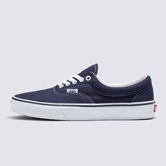 O tênis Vans Era foi o primeiro modelo projetado para skatistas e pensado por skatistas. Introduzido em 1976 e originalmente chamado Vans #95, o Vans Era tornou-se popular pelos lendários Z-Boys e continua sendo o tênis de escolha para skatistas, surfistas e pessoas criativas em todo o mundo. O Tênis Era Navy possui cabedal de lona resistente na cor azul, viras laterais de borracha na cor branca com biqueiras reforçadas para suportar o desgaste por repetição, ilhós de metal, colarinho acolchoado para dar apoio e flexibilidade e a original sola Waffle de borracha exclusiva Vans.