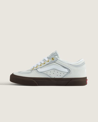 O Tênis Rowley Marshmallow traz o legado da VANS ao combinar construção em leather com design ligado ao universo do skate. Cabedal em couro e camurça com sidestripe costurado, bico redondo e fechamento por cadarço garantem ajuste clássico. Solado vulcanizado unido a uma sola externa waffle de borracha oferece tração e resistência. Confortável desde o primeiro uso graças à palmilha forrada, é um modelo unissex atemporal.