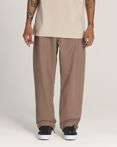 Se você precisa de uma calça mais folgada porque gosta de andar de skate ou simplesmente gosta de espaço extra, a Calça Skate Loose Pleated Curren Caples Walnut é a escolha certa. O jeans de algodão pesado oferece o máximo em durabilidade, com detalhes utilitários em ambos os joelhos para suportar suas quedas. Os detalhes de acabamento incluem um remendo de cós trançado e traz aplicação de etiquetas de skate Vans®.