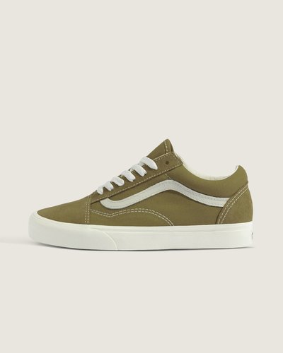 <p>Em 1977 o Tênis Tênis Old Skool Olive Brown foi lançado como o primeiro tênis a trazer a icônica sidestripe, um rabisco de Paul Van Doren que virou marca registrada da VANS. O modelo Tênis Old Skool Olive Brown combina couro com construção vulcanizada e acabamento em tecido que adiciona textura. A estrutura oferece conforto acolchoado, suporte estável e sola vulcanizada flexível, mantendo a atitude descontraída e atemporal da marca.</p>