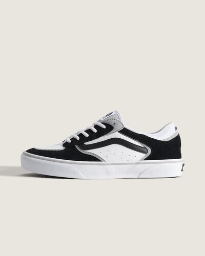 O Tênis Rowley Black White carrega o legado VANS com DNA skate em um modelo confeccionado em couro com sobreposições em camurça. Fechamento por cadarço e bico redondo oferecem suporte discreto, enquanto a sola vulcanizada de borracha com padrão waffle garante aderência e resposta ao movimento. Palmilha forrada e construção sólida proporcionam conforto e resistência para uso prolongado. Composição: LEATHER - VULCANIZED