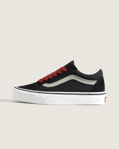 Estação '77. Sinta algo novo. O Old Skool foi o primeiro design de calçado a apresentar a famosa Sidestripe da Vans, embora, na época, fosse apenas um rabisco aleatório desenhado pelo fundador Paul Van Doren. Desde o seu lançamento em 1977, esta silhueta de cano baixo se consolidou como um ícone no cenário do skate, da música e da moda. Dos skatistas de rua e punks dos anos 90 às lendas atuais do hip hop e da moda, o Tênis Old Skool Pop Black Red tem sido consistentemente o tênis preferido dos criativos que fazem as coisas do seu próprio jeito.