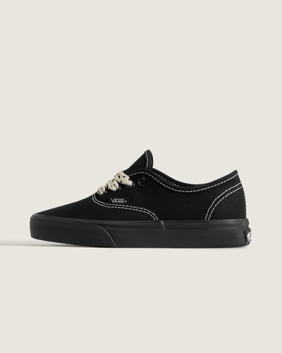 O original. Cores atualizadas. Nascido em 1966 como Style 44, o Vans Authentic Shoe deu início a tudo. Sua estreia introduziu a icônica sola waffle, dando aos skatistas a aderência e a durabilidade necessárias para ultrapassar limites. Refinado e reforçado ao longo do tempo, é um símbolo do legado da Vans: intemporal, fiável e fiel às suas raízes. Agora parte da Coleção Color Theory, o Tênis Authentic Mono Pop Black foi reinventado em tons vibrantes, para uma abordagem nova e criativa.