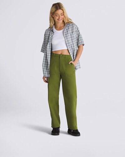 A Calça Union Relaxed Carpenter Mixxa Pesto é uma peça clássica inspirada em roupas de trabalho com um toque original Vans. Uma calça confeccionada em 100% algodão e espinha de peixe tingida, que possui muito estilo. Com silhueta de pernas mais largas, o modelo apresenta bolsos frontais e traseiros, facilitando os movimentos dentro ou fora das pistas.