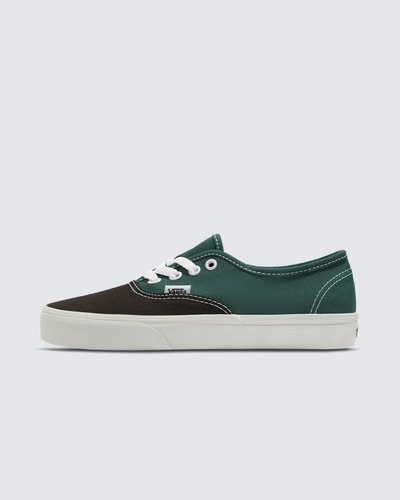 O original. Cores atualizadas. Nascido em 1966 como Style 44, o Vans Authentic Shoe deu início a tudo. Sua estreia introduziu a icônica sola waffle, dando aos skatistas a aderência e a durabilidade necessárias para ultrapassar limites. Refinado e reforçado ao longo do tempo, é um símbolo do legado da Vans: intemporal, fiável e fiel às suas raízes. Agora parte da Coleção Color Theory, o Tênis Authentic Wide Lace Rain Forest foi reinventado em tons vibrantes, para uma abordagem nova e criativa.