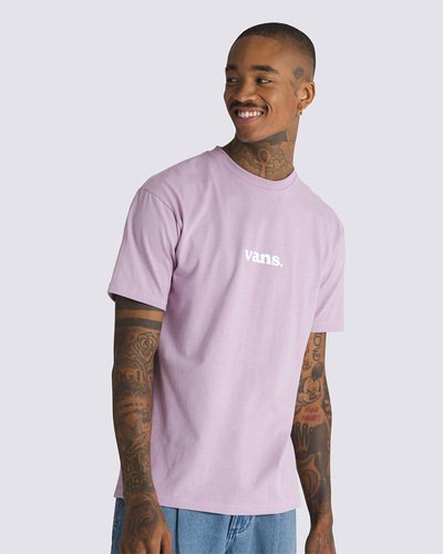 Tradição e originalidade estão presentes na cultura da Vans desde 1966. A personalidade e estilo inconfundível se destacam em todos os seus clássicos. A Camiseta Lower Corecase SS Lavender Mist White de manga curta é confeccionada em tecido de algodão, com corte clássico. O modelo possui estampa frontal com assinatura Vans, centralizada na altura do peito, em silk à base d’água.