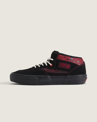 O Tênis Skate Half Cab Halloween Saw Red Black nasceu em 1992 com Steve Caballero, introduzindo o cano médio e consolidando o legado Vans no universo do skate. Este modelo apresenta cabedal em couro com painéis em camurça, colarinho texturizado e fechamento por cadarço para ajuste preciso. Construção vulcanizada couro VULCANIZED garante resistência e sensação direta ao andar, com acolchoamento no colarinho para suporte e conforto.