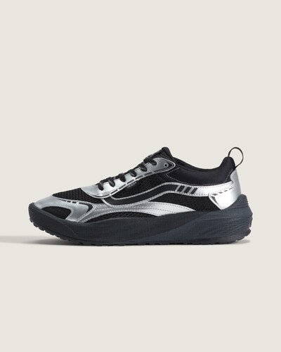 Uma nova adição à família Vans, o UltraRange Rapidweld nasceu para oferecer versatilidade e conforto em longas jornadas. O Tênis Ultrarange Neo 2.0 apresenta cabedal em couro com montagem cold cement, estrutura pensada para suporte e flexibilidade e construção que privilegia resistência. Texturas e acabamento reforçam a sensação de robustez, enquanto o design mantém expressão autêntica e descontraída.