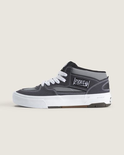 O Tênis Skate Half Cab 2 Tone Grey reitera o legado da Vans: criado por Steve Caballero em 1992, o modelo de cano médio nasceu do skate. Confeccionado em couro com sola vulcanizada, traz construção sólida que proporciona suporte e durabilidade. Cadarços contrastantes, costura de destaque e etiqueta lateral acentuam a personalidade skate do modelo, enquanto o cano médio protege o tornozelo mantendo mobilidade e conforto nas manobras e no cotidiano.