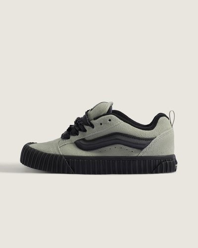 O Tênis Knu Skool Valentine Sage traz o legado autêntico da VANS com construção vulcanizada e cabedal em couro combinado a detalhes em tecido listrado. Solado em borracha proporciona tração e durabilidade, enquanto o colarinho acolchoado oferece conforto e suporte. Design pensado para flexibilidade e resistência, com acabamento que valoriza expressão e atitude descontraída, mantendo os elementos técnicos e construtivos que marcaram a história da VANS.