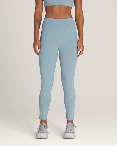 Para a prática de esportes, caminhadas ou viagens - a parceira ideal para todas as aventuras. Confeccionada em malha interlock de poliéster com elastano, a Calça Mte Crosspath Legging Ss Gym Pack Citadel proporciona uma sensação de vestir uma segunda pele, sem apertar demais. Projetada para facilitar o movimento, a legging é elegante e possui uma silhueta modeladora com cintura alta, cós de suporte suave e bolsos estrategicamente posicionados nas laterais para guardar seus itens essenciais.