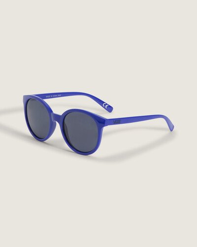 O Óculos Rise And Shine Royal Cobalt traz armação redonda em policarbonato com acabamento marmorizado, combinando leveza e acabamento resistente. Lentes degradê em policarbonato oferecem proteção UVA/UVB 400, reduzindo brilho e mantendo nitidez. Haste com logo metálico e plaquetas integradas adicionam detalhamento sutil. Estrutura leve garante conforto prolongado e ajuste seguro. Acompanha bolsa tipo cinch para transporte e armazenamento seguro.