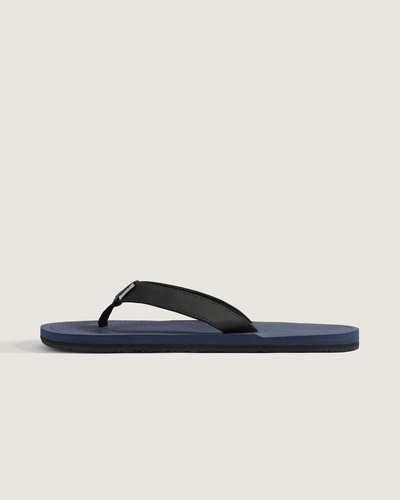 O Chinelo Nexpa Deep Indigo é confeccionado com tiras em material sintético e sola de borracha vulcanizada com padrão waffle exclusivo VANS. Acabamento resistente e design criativo destacam a essência descontraída do modelo, com leveza e sensação de contato direto entre pé e sola.