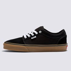Um tênis inspirado na tradição e que carrega a essência “Off The Wall” da Vans, pronto para o skate. O Tênis Skate Chukka Low Black Gum, foi projetado pela equipe de skate da Vans com inspiração nos modelos icônicos como o Authentic e o Chukka Boot, combinando os cabedais clássicos de camurça e lona com o melhor em aderência, flexibilidade e sensibilidade à prancha.