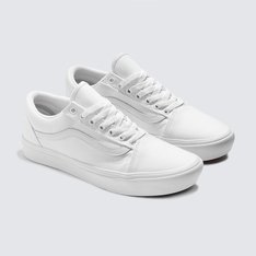 Quando os clássicos se unem ao conforto. A Vans renovou a silhueta clássica do Old Skool introduzindo a tecnologia ComfyCush: uma nova sola mais macia e acolchoada que oferece ao ComfyCush Old Skool um ajuste sem igual que faz com que pareça que estamos andando nas nuvens. Apresentando uma construção co-moldada de espuma e borracha para a combinação perfeita de conforto e aderência, com o Classic ComfyCush Old Skool é possível se sentir confortável o tempo todo, mantendo a estética atemporal do icônico calçado com sidestripe. Equipado com solas de borracha que proporcionam durabilidade e tração, interiores simplificados de peça única com maior suporte no arco e forro com material que absorve a umidade em todo o interior do tênis. Com cabedal em camurça e lona bordada recém-construído que se concentra na estabilização da lingueta, o Tênis Old Skool ComfyCush True White na cor branca confere um toque retrô aos estilos esportivos da Vans do início dos anos 90 e oferece uma experiência em que o conforto é vital.
