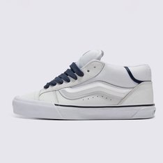 Um tênis volumoso de cano médio dos anos 90 inspirado no passado, construído para os dias de hoje. O Tênis Knu Skool Mid Seasonal Hero: Sport Low White é uma interpretação moderna de um estilo clássico dos anos 90, com cano médio para maior conforto e estilo dramático. Definido por sua lingueta volumosa, sidestripe moldada em 3D e assinatura Vans em “Drop V” em relevo no colarinho traseiro, este tênis marcante revisita as silhuetas do Old Skool original, combinando um ícone do passado com as tendências atuais.