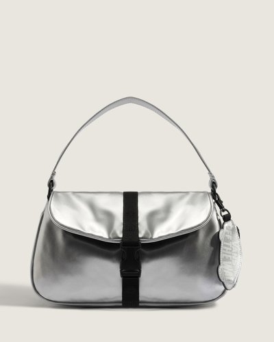 A Bolsa Hooked On Silver Party Time combina um design retrô com um toque moderno. O modelo apresenta uma aba segura, com fecho de fivela que cobre o compartimento principal, enquanto a bolsa porta-chaves removível com zíper mantém pequenos itens essenciais sempre à mão. Você pode usar essa bolsa pela alça longa transversal ou ajustando no ombro - não importa o que você esteja fazendo, ela se encaixa perfeitamente no seu dia a dia.