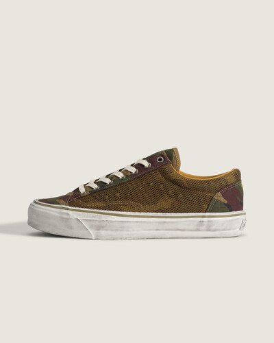 Em 1977, o tênis Old Skool foi lançado como o primeiro a conter a icônica sidestripe na lateral, originada de um rabisco de Paul Van Doren batizado de 'Jazz Stripe'. O Tênis Old Skool Lx Combat Woodland Camo traz esse legado Vans com cabedal têxtil em construção vulcanizada, sidestripe repaginada com textura expressiva e pins aplicados. Cano baixo com fechamento por cadarço, acolchoamento no calcanhar, suporte e flexibilidade alinhados ao universo skate.