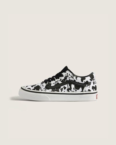 Em 1977 o tênis Old Skool, originalmente VANS #36, foi lançado sendo o primeiro a conter a icônica sidestripe, esboçada por Paul Van Doren como 'Jazz Stripe'. O Tênis Old Skool Cow Black White Infantil traz cabedal em couro com acabamento Painted Floral, sidestripe em destaque e sola lateral com estampa checkerboard. Sola vulcanizada de borracha oferece resistência e aderência, palmilha forrada proporciona conforto acolchoado; cano baixo e fechamento por cadarço, assinatura do legado VANS.