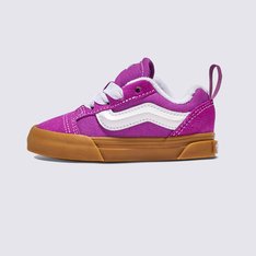 Estilo fofo dos anos 90 para crianças.

Nascidos em 1998, os Knu Skool deram um toque ousado ao icónico Old Skool da Vans. Com atacadores grandes, língua bufante e gola macia, ele deu vida às vibrações do skate dos anos 90, ao mesmo tempo que se manteve firme na construção inferior da sola waffle vulcanizada e exclusiva da Vans. Seu design exagerado na parte superior o tornou um destaque na cultura do skate. Agora adaptado para crianças pequenas, o sapato Toddler Knu Skool apresenta atacadores elásticos para calçar e tirar facilmente, mantendo o mesmo visual icônico. Perfeito para os mais pequenos prontos para enfrentar o dia com um toque de nostalgia inspirado no skate.