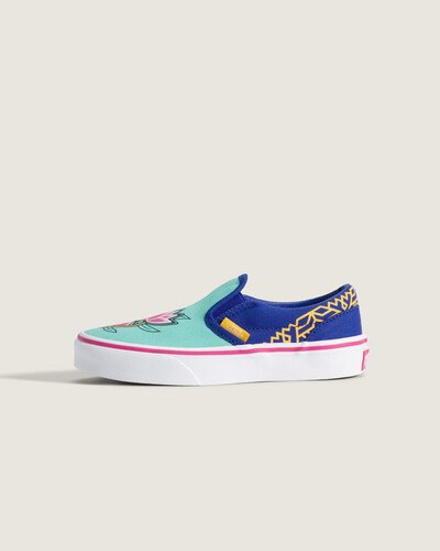 O Tênis Slip-On K-Pop Kpop Demon Hunters Zoey Youth Infantil revisita a história do Slip-On, apresentado pela primeira vez em 1977 e referência pela facilidade de calce e atitude Off The Wall da Vans. Cabedal em tecido de fibra vegetal, bico arredondado e sola vulcanizada com padronagem checkerboard. Palmilha forrada oferece conforto acolchoado; construção leve e resistente garante suporte e flexibilidade sem comprometer a liberdade de movimento.