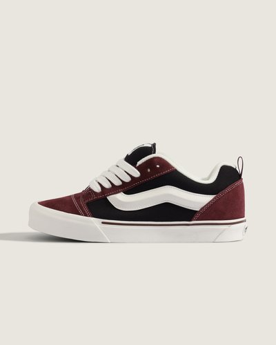<p>O Tênis Knu Skool Nineties Port Black traz o legado da VANS em um modelo de cano baixo com acabamento costurado e a icônica sidestripe. Cabedal em couro camurça com construção reforçada, palmilha forrada para conforto e solado de borracha que garante aderência e resistência ao uso diário. Design unissex que combina presença retrô com conforto, suporte e flexibilidade para o cotidiano urbano.</p>